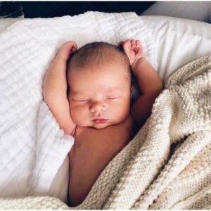 Siestes trop courtes : Que faire quand bébé dort 30 minutes